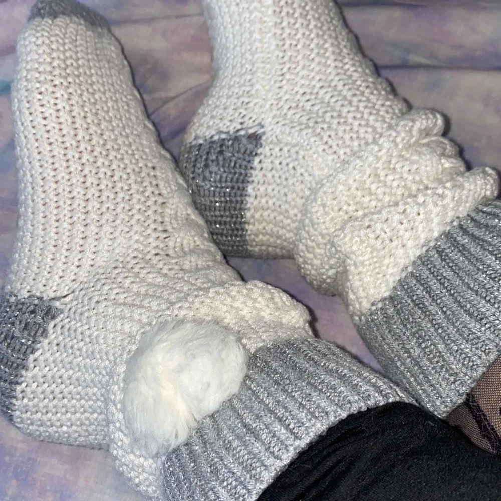 VS • Cashmere Blend Pom Pom Slipper Socks size M/L